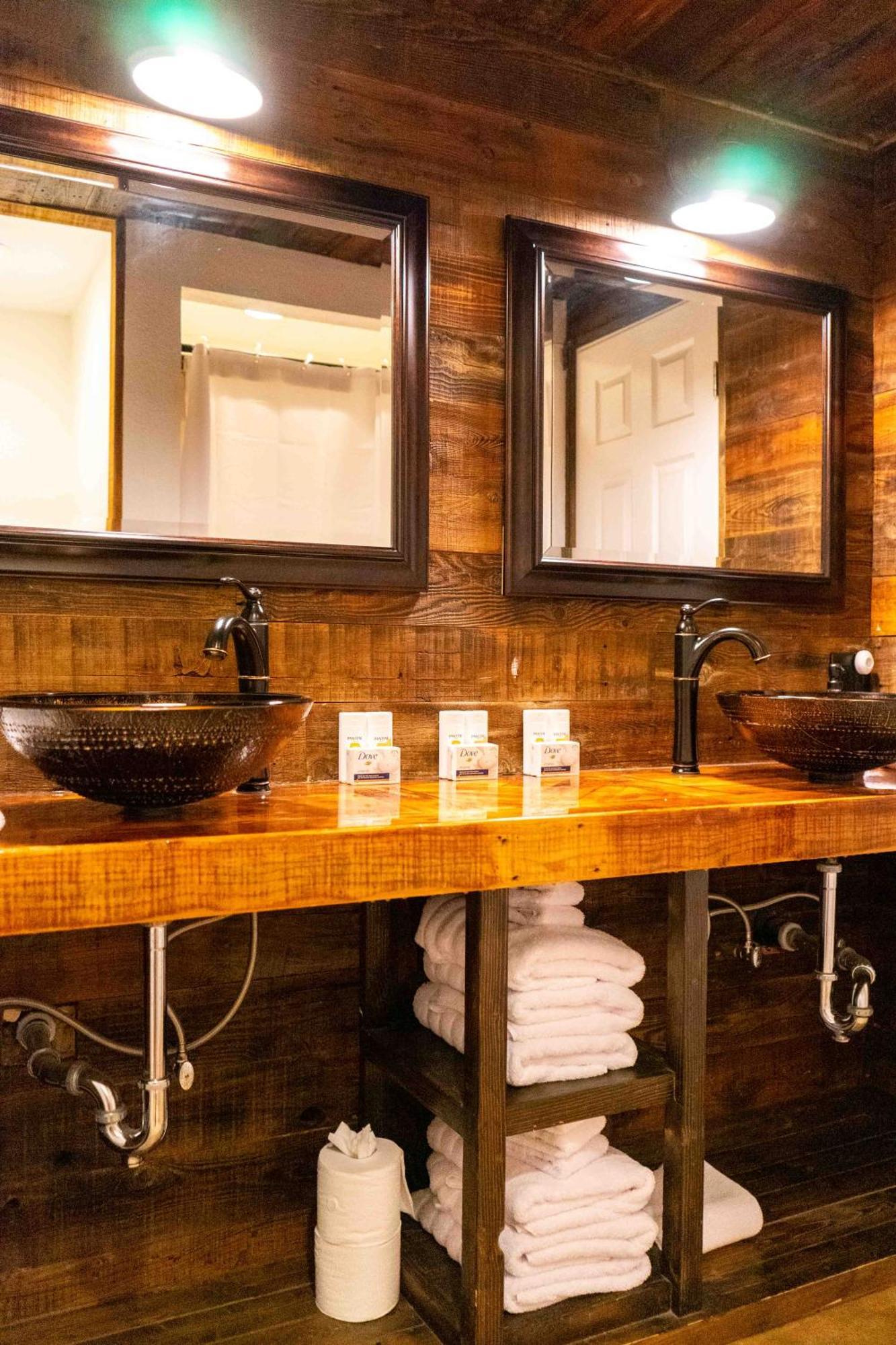 Bear Cave- Pet Friendly Suite In Shaver Lake Bagian luar foto